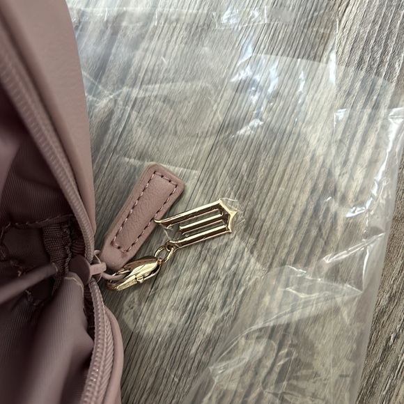 Beis x wicked toiletry bag nwt - Picture 6 of 7